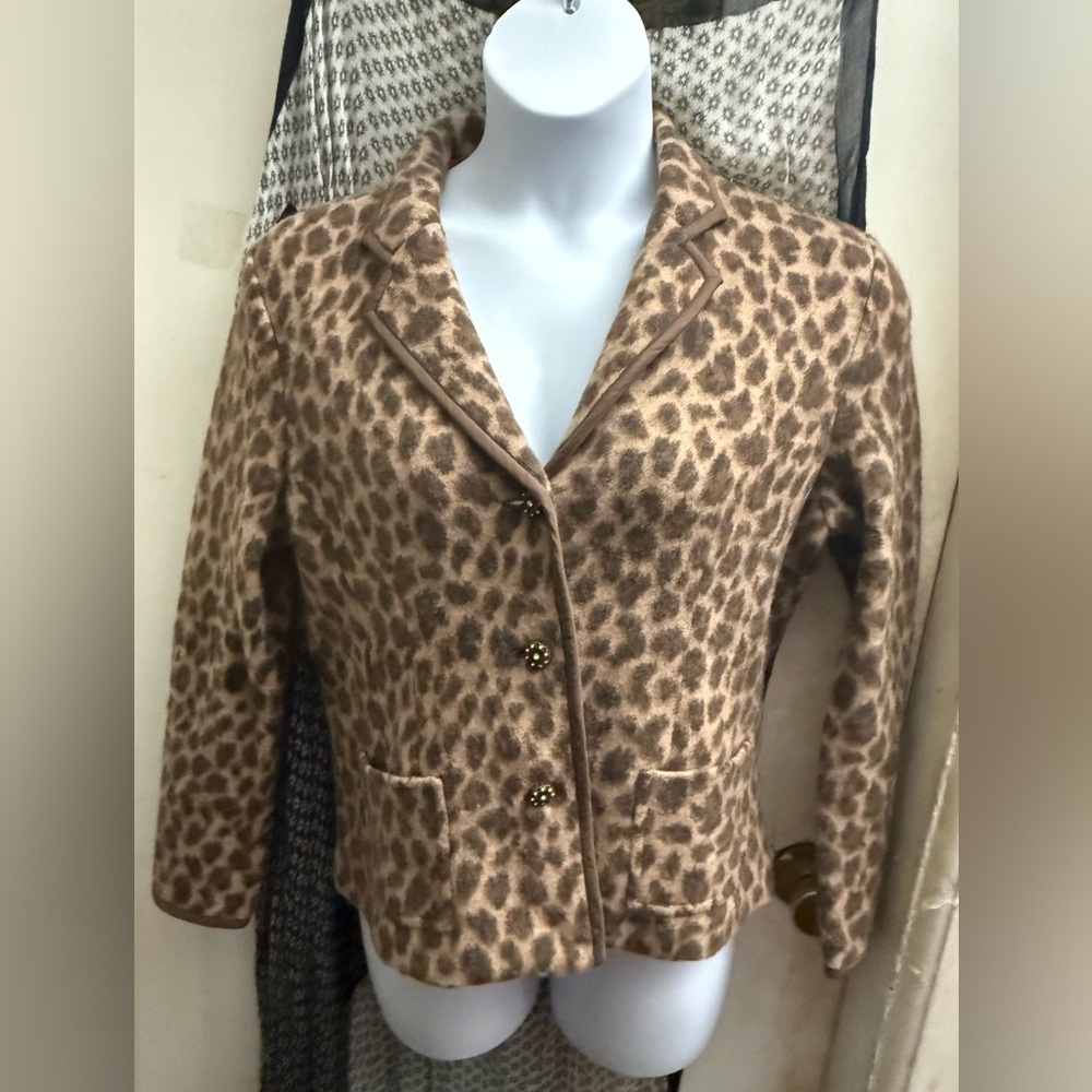 ***TALBOTS*** excellent condition coat !!Unique buttons!Make